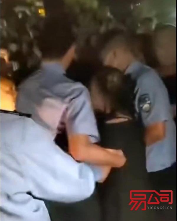 重庆市企业年度报告内容是什么?(重庆一女子抢小孩被群众围堵) 重庆市企业年度报告内容是什么?(重庆一女子抢小孩被群众围堵)